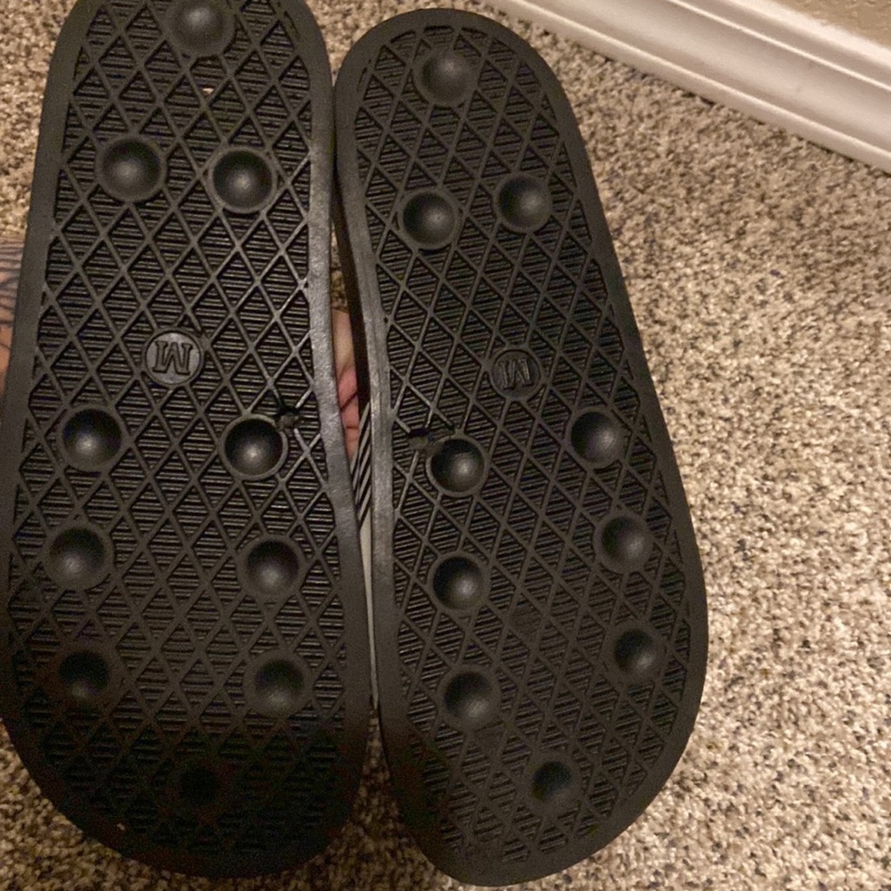 GUESS SLIDES - Picture 2 of 2